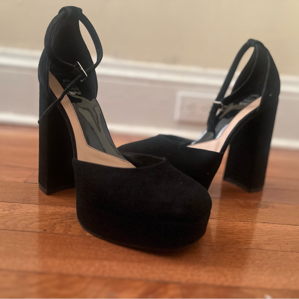 Gianni Bini Black Suede Platform Heels